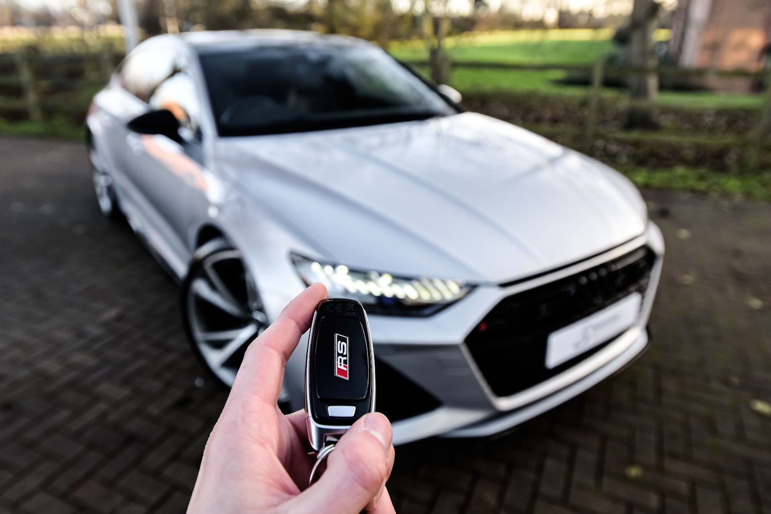 Chave codificada de carro na mão
