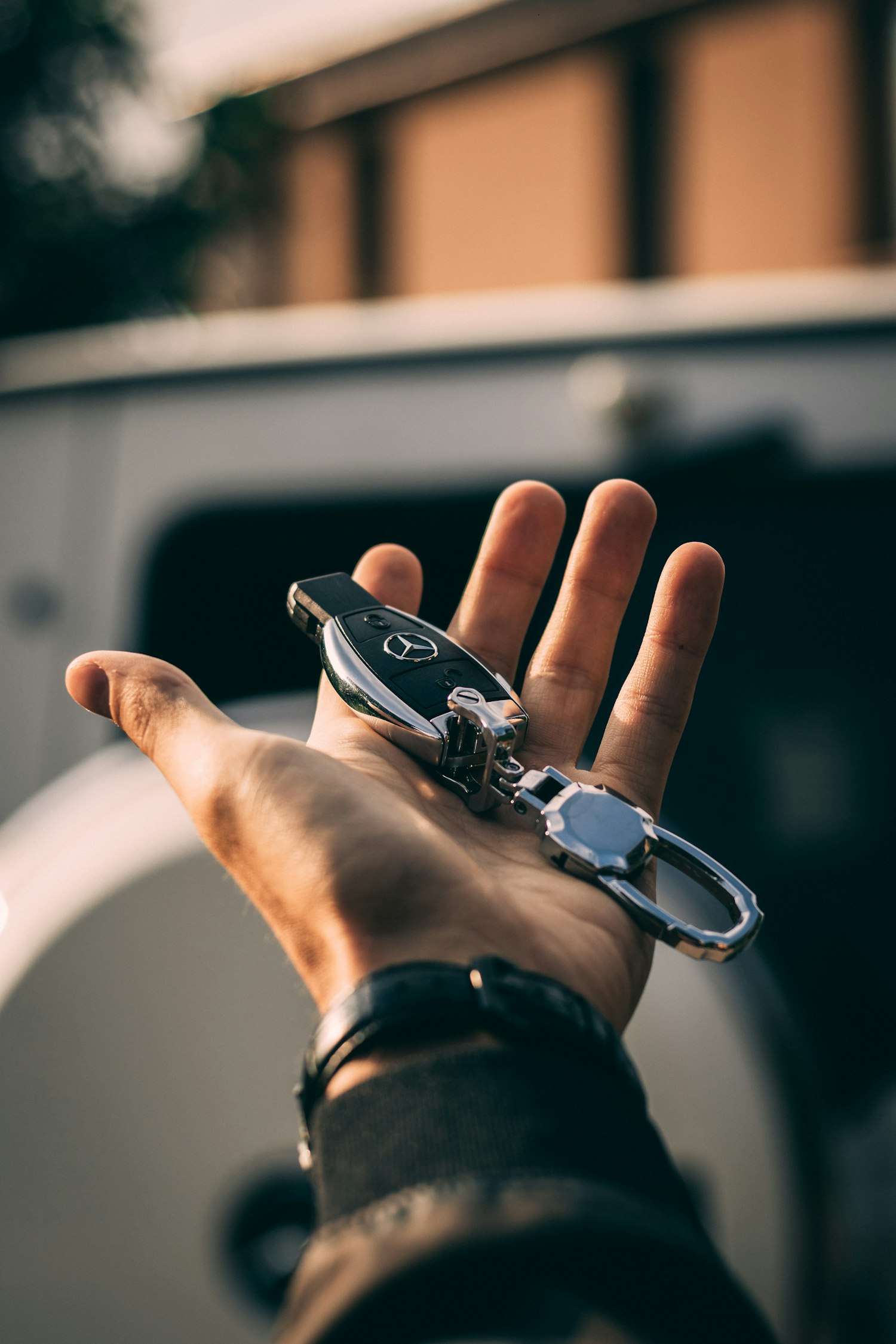Chave codificada de automóvel na mão